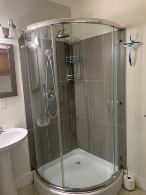 Shower, hair dryer, towels, soap - Summerland Bliss (Summerland)