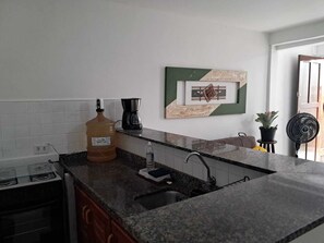 Fridge, microwave, oven, stovetop - BEAUTIFUL IMPERIAL HOUSE A FEW METERS FROM MANGUINHOS BEACH AND MULTIPLE BUSINESSES (Armação dos Búzios)