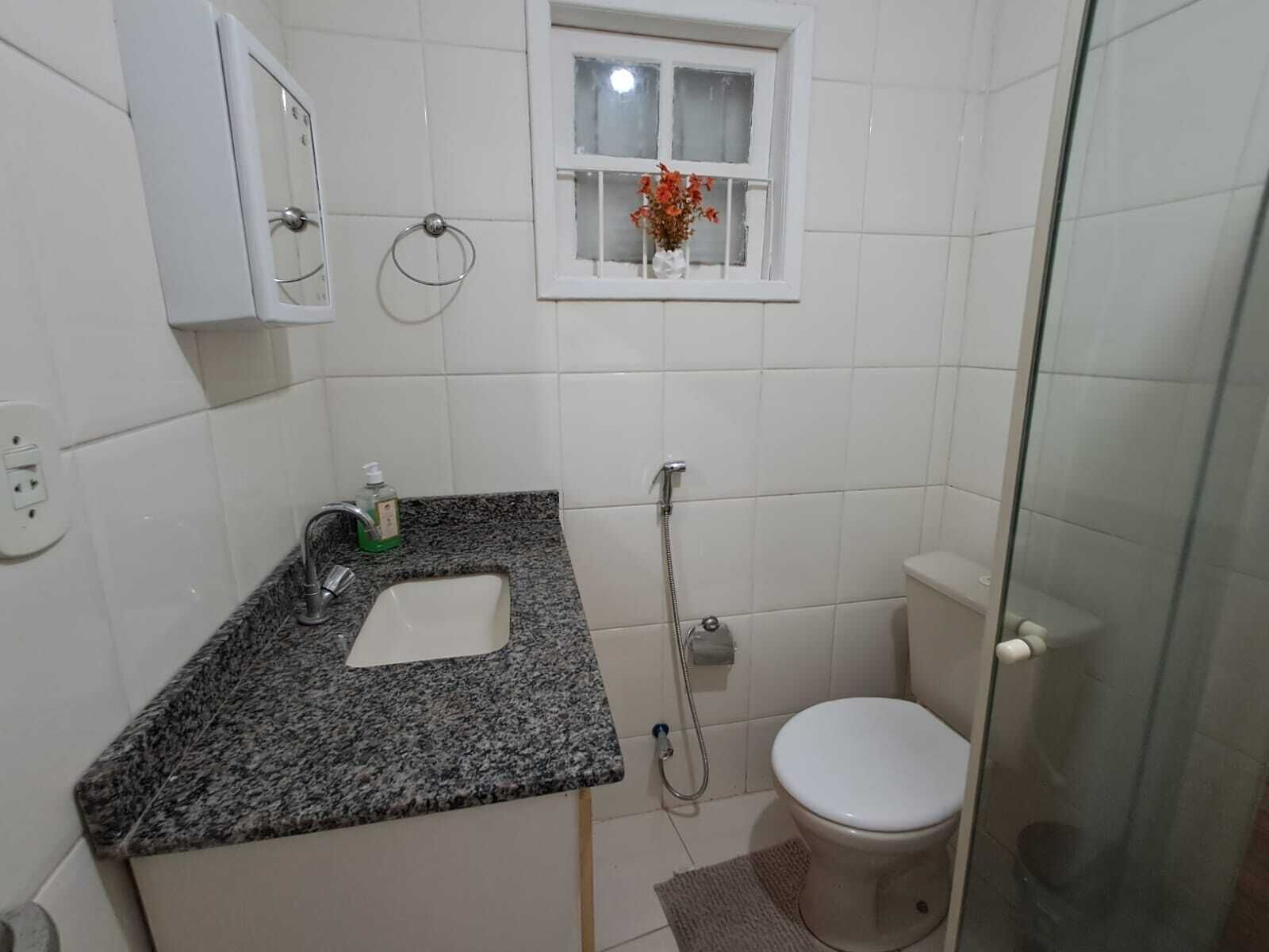 Een bidet, handdoeken, zeep, toiletpapier
