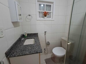 Bidet, Handtücher, Seife, Toilettenpapier