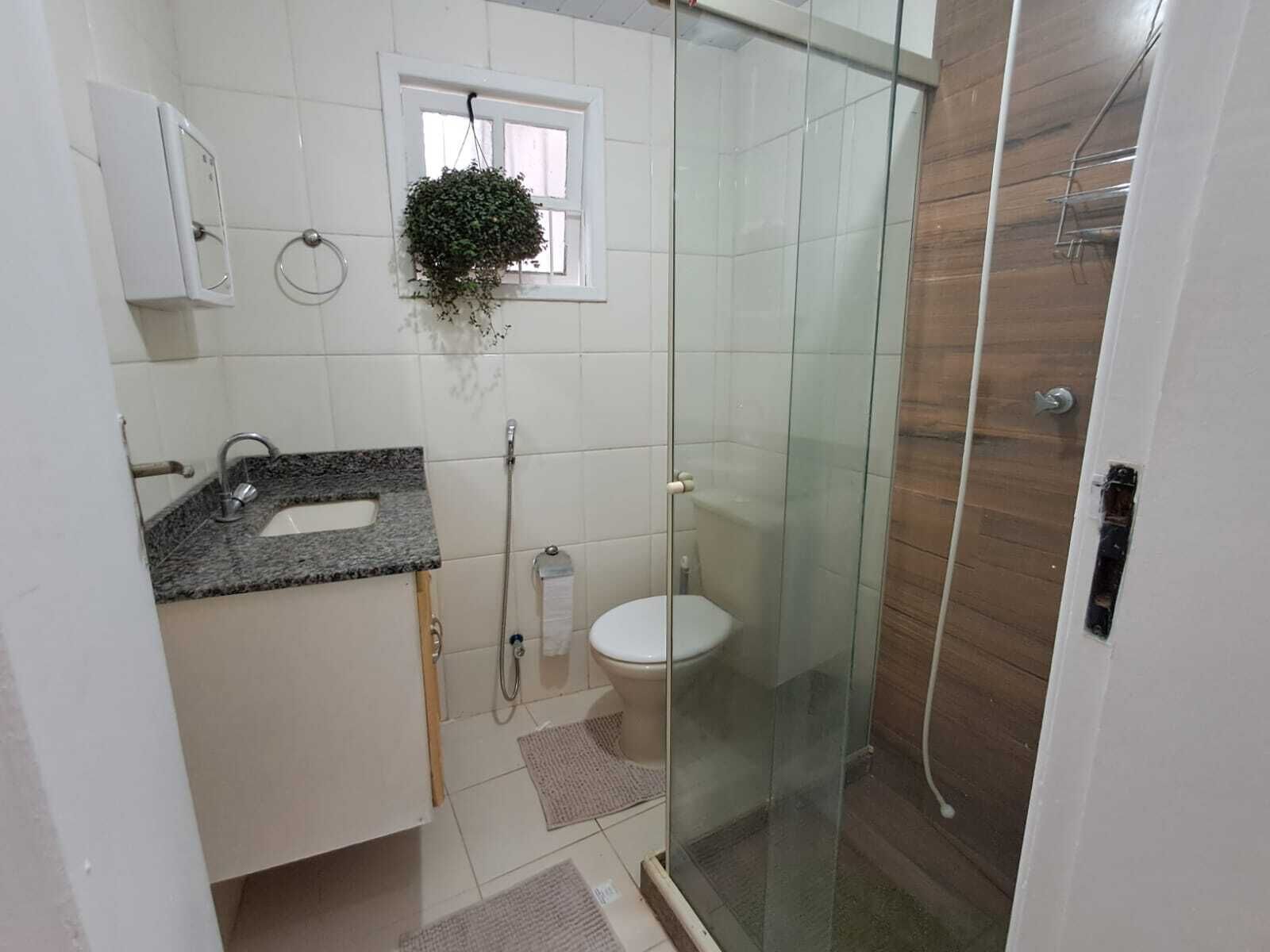 Bidet, toallas, jabón, papel higiénico
