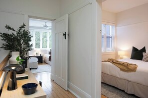 3 bedrooms, desk, iron/ironing board, travel cot - Stylish 3BR Paddington Apt w/Parking | Walk to SCG (Paddington)