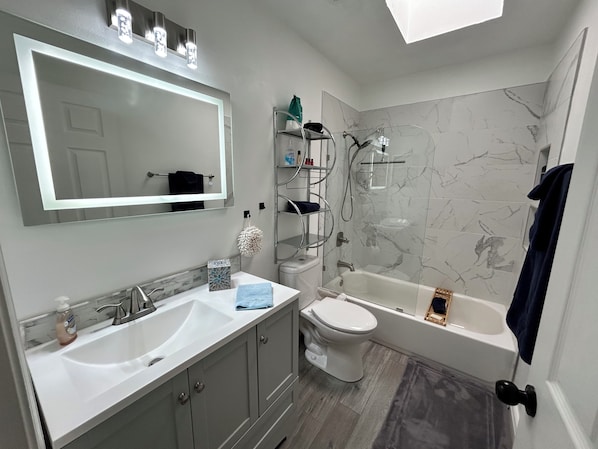Hair dryer, towels, soap, toilet paper - Spacious Remodeled Rio Rancho Gem. Welcome to Remington Respite. (Rio Rancho)