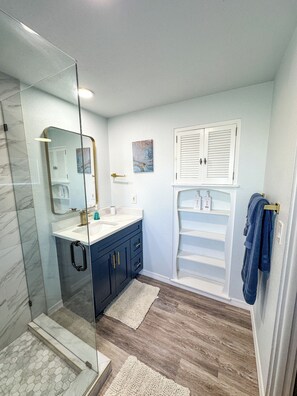 Shower, hair dryer, towels, soap - Briarwood - Two Cozy space, One perfect stay! (Venice)