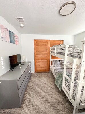 3 habitaciones, tabla de planchar con plancha, internet y ropa de cama 