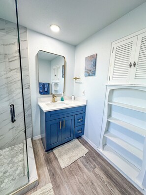 Shower, hair dryer, towels, soap - Briarwood - Two Cozy space, One perfect stay! (Venice)