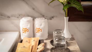 Royal Room, City View | Bathroom amenities