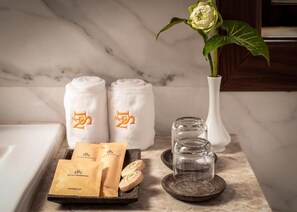 Royal Room, City View | Bathroom amenities - Seyna Residence  (Siem Reap Province)