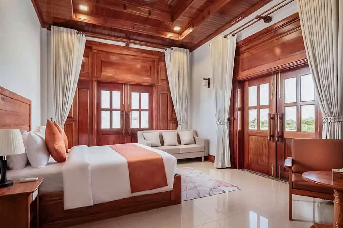 Landmark Balcony Double Suite with Bathtub and Shower