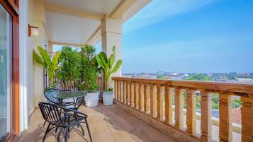 Habitación Signature, 3 habitaciones, no fumadores, vistas a la ciudad | Terraza o patio