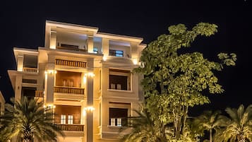 Fachada de la propiedad por la tarde o noche