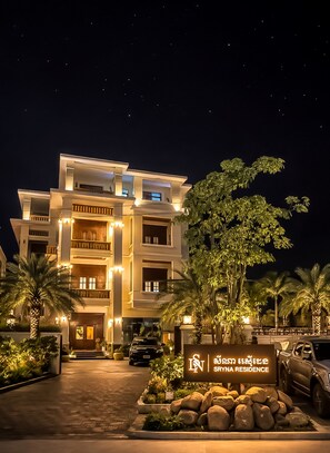 Depan hartanah - siang/malam