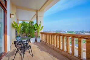 Signature Room, 3 Bedrooms, Non Smoking, City View | Teres/patio