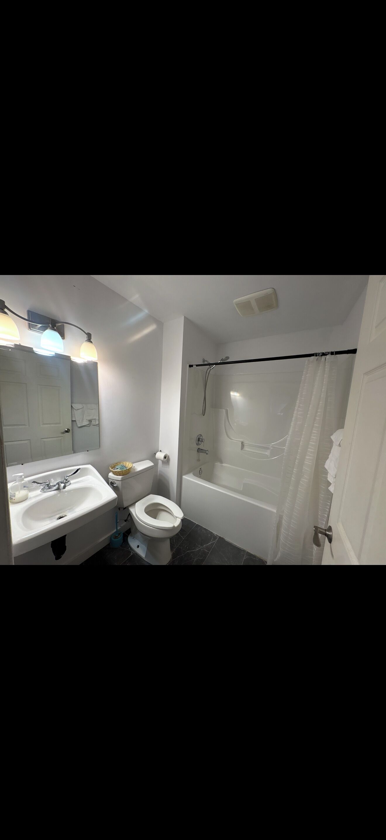 Combined shower/bathtub, towels
