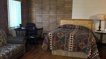 Single Room | Desk, free WiFi