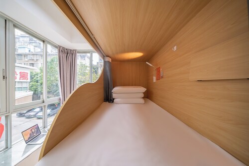Moon International Youth Hostel (Changgang Metro Station Branch near the Second Affiliated Hospital of Guangzhou Medical University)