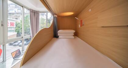 Moon International Youth Hostel (Changgang Metro Station Branch near the Second Affiliated Hospital of Guangzhou Medical University)