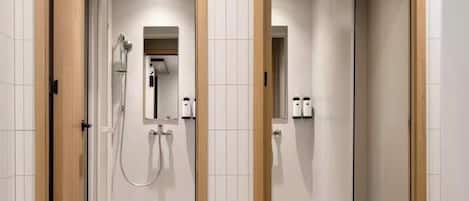 Shower, perlengkapan mandi gratis, pengering rambut, dan sabun