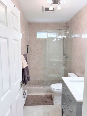Shower, hair dryer, towels, soap - Ultimate 4bed West Coast Sanctuary (West Vancouver)