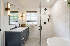 Shower, hair dryer, towels, soap - Ultimate 4bed West Coast Sanctuary (West Vancouver)