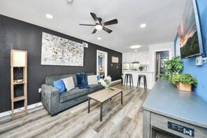 Living area - Arbor Flats #5 in the Heart of Houston (Houston)