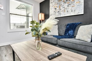 Living area - Arbor Flats 5 Heart of HTX - 2 km from FIFA Fest (Houston)