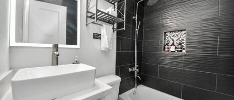 ヘアドライヤー、タオル、石鹸、トイレットペーパー