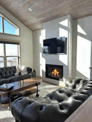 Living area - Lakeview Cottage Minutes from Clear Lake (Erickson)