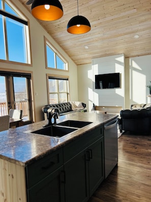 Smart TV, table tennis, books - Lakeview Cottage Minutes from Clear Lake (Erickson)