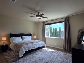 3 bedrooms, desk, iron/ironing board, free WiFi - Perfect 3-bedroom house with a pool and an office in fabulous West Roseville (Roseville)