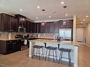 Fridge, microwave, oven, stovetop - Perfect 3-bedroom house with a pool and an office in fabulous West Roseville (Roseville)