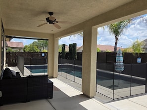 Outdoor pool - Perfect 3-bedroom house with a pool and an office in fabulous West Roseville (Roseville)