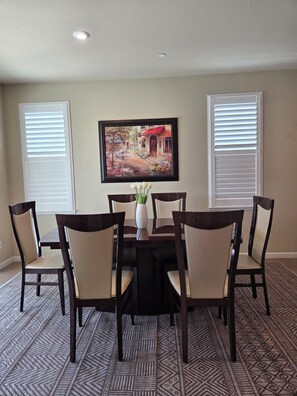 Dining - Perfect 3-bedroom house with a pool and an office in fabulous West Roseville (Roseville)