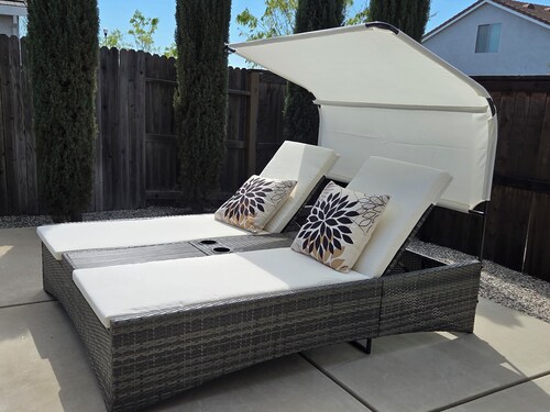 Perfect 3-bedroom house with a pool and an office in fabulous West Roseville