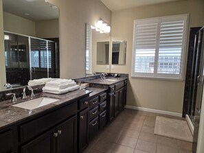 Bathroom - Perfect 3-bedroom house with a pool and an office in fabulous West Roseville (Roseville)