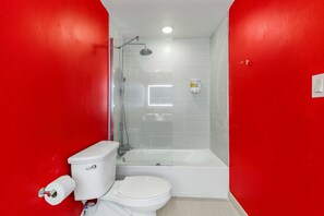 Shower, towels, shampoo - The Super Mario Studio (Kissimmee)