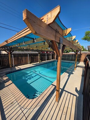 Pool - Wi-fi / Pool / Ac / Parking / Patio / Workspace (Bakersfield)