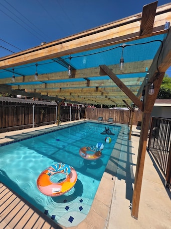 Outdoor pool. Wi-fi / Pool / Ac / Parking / Patio / Grill /Workspace / Ice Chest.
