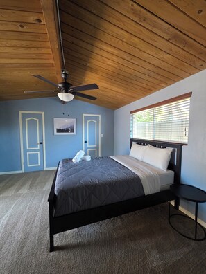 Room - Wi-fi / Pool / Ac / Parking / Patio / Workspace (Bakersfield)