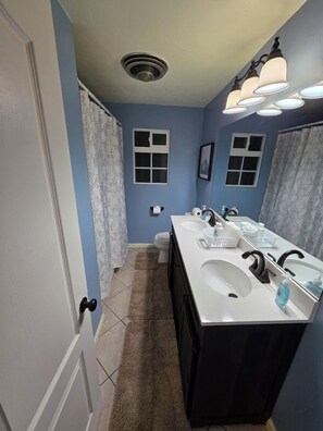 Bathroom - Wi-fi / Pool / Ac / Parking / Patio / Workspace (Bakersfield)