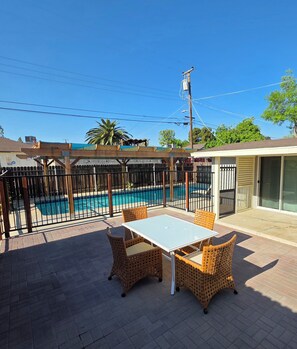 Outdoor dining - Wi-fi / Pool / Ac / Parking / Patio / Workspace (Bakersfield)
