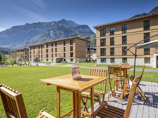 Outdoor dining - Nice apartment for 4 guests with WIFI, TV, terrace and pets allowed (Meiringen)