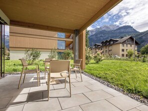 Outdoor dining - Nice apartment for 8 guests with WIFI, TV, terrace and pets allowed (Meiringen)