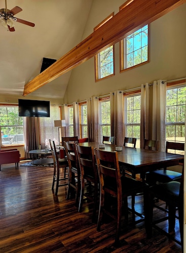Spacious 5-bedroom house on Table Rock Lake. It's a entertainers dream!