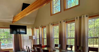 Spacious 5-bedroom house on Table Rock Lake. It's a entertainers dream!
