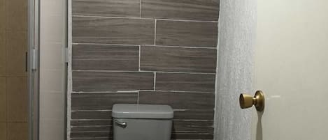 Serviettes fournies, savon, papier toilette