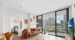 TV - Macquarie Park 3BR Apt | Near Metro & Uni, Parking (Macquarie Park)