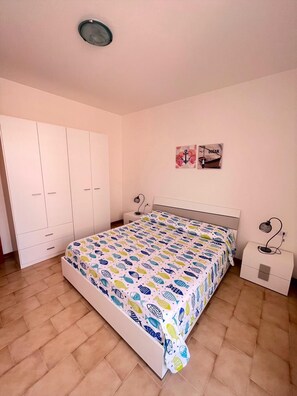 Room - Only 150 meters from the sea, with terrace (Marcelli)