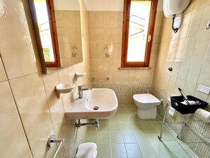 Shower, bidet - Only 150 meters from the sea, with terrace (Marcelli)