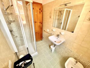 Shower, bidet - Only 150 meters from the sea, with terrace (Marcelli)